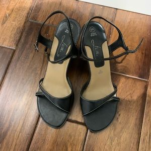 Vintage Wedge Heel Sandals size 9W rock a retro look with these!